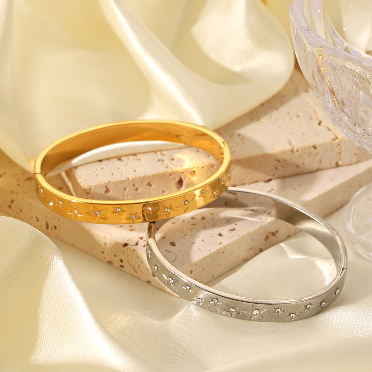 Bracciale da donna in acciaio inossidabile a forma di stella, minimalista, con strass intarsiati e finitura placcata