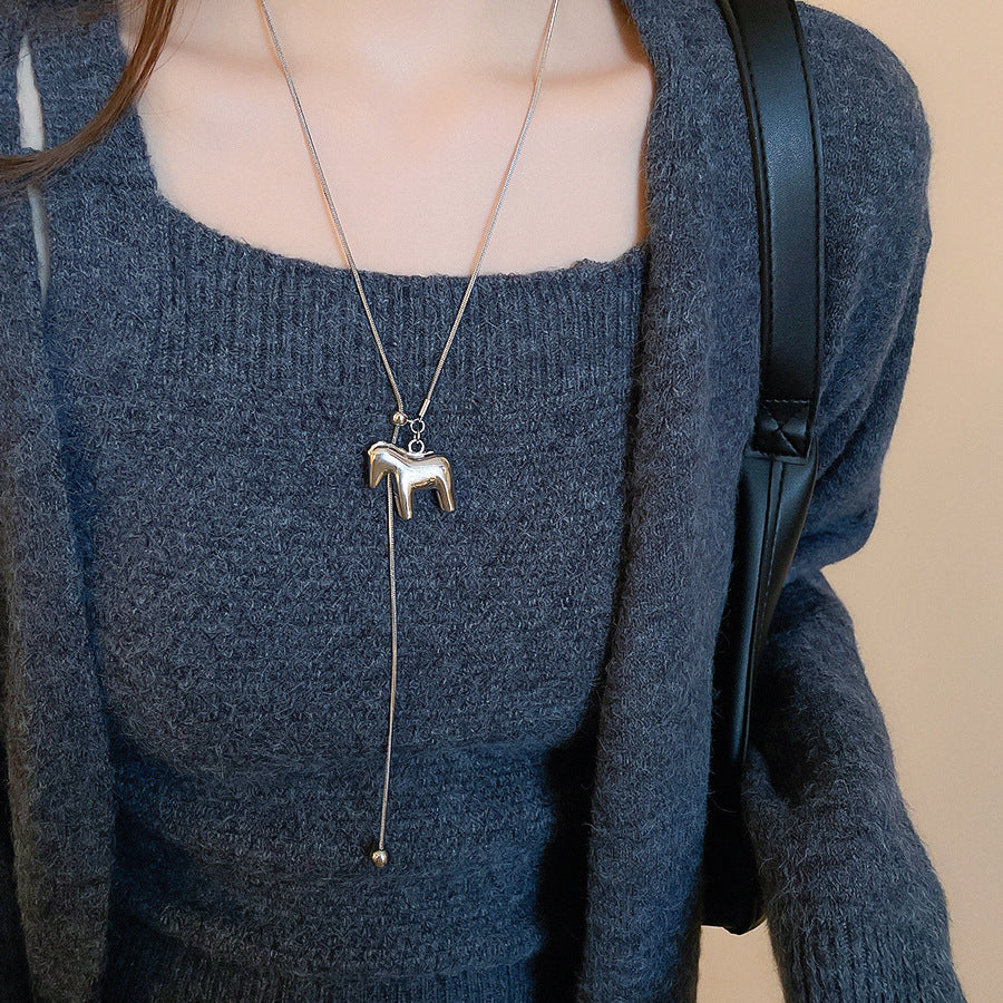 Collana con Pendente Geometrico Minimalista da Donna in Lega con Finitura Elettroplaccata — Catena Leggera per Maglione, Accessorio di Lusso Versatile