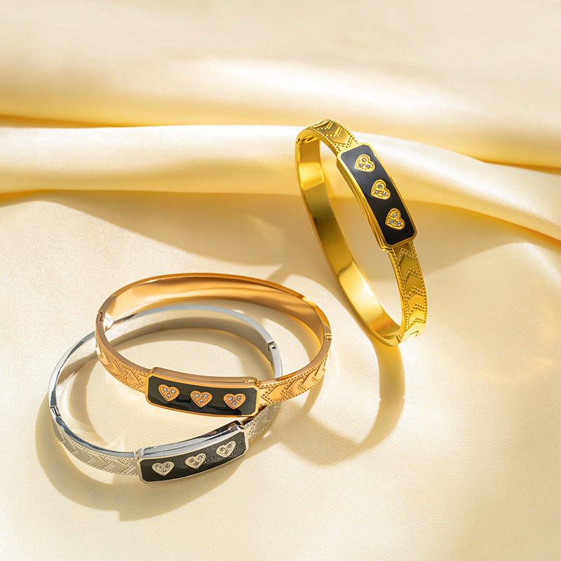 Bracciale minimalista in acciaio al titanio a forma di cuore con finitura smaltata e intarsio di strass, gioielli ipoallergenici in acciaio inossidabile lucidato