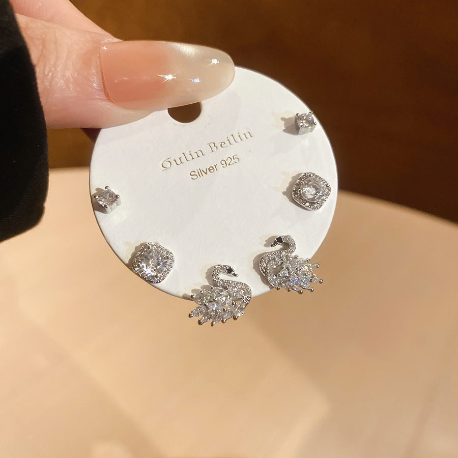 Orecchini a perno con cigno geometrico minimalista e zirconi cubici su base in rame e perni in acciaio inossidabile per donna