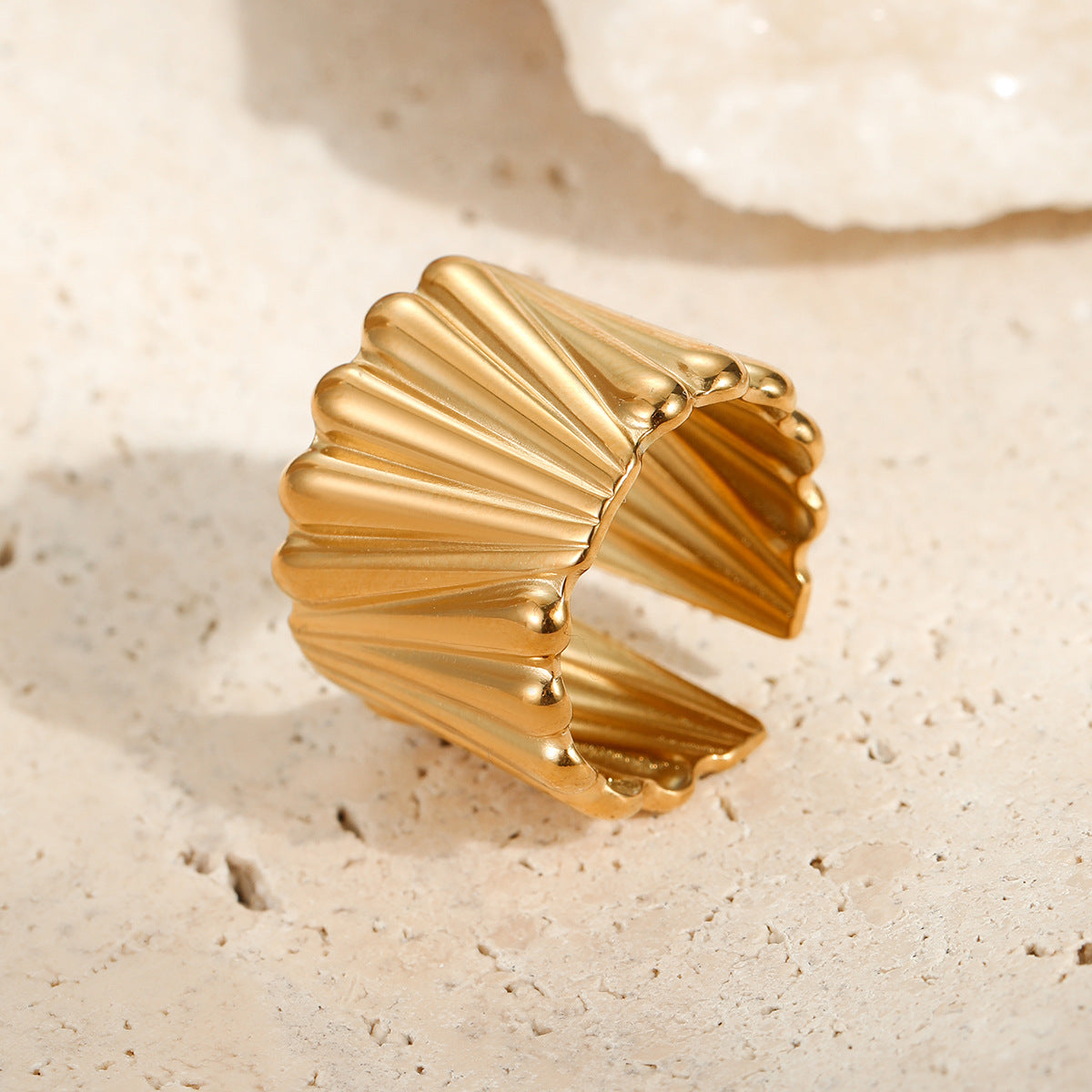 Anillo de banda ancha minimalista de acero inoxidable con superficie texturizada vertical y diseño abierto ajustable para mujer