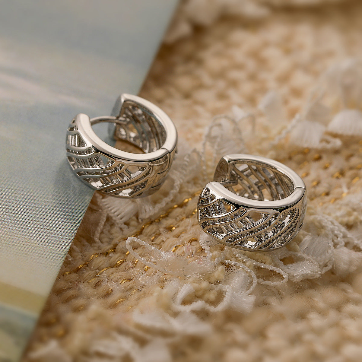 Orecchini mini Huggie da donna a forma di cuore geometrico cavo in stile vintage realizzati in rame con finitura placcata
