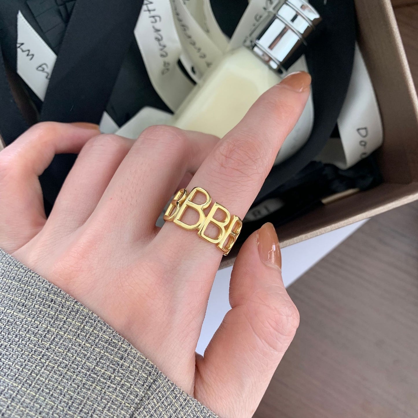 Anillo minimalista con forma de corazón de plata de ley 925 con acento cuadrado biselado para mujer