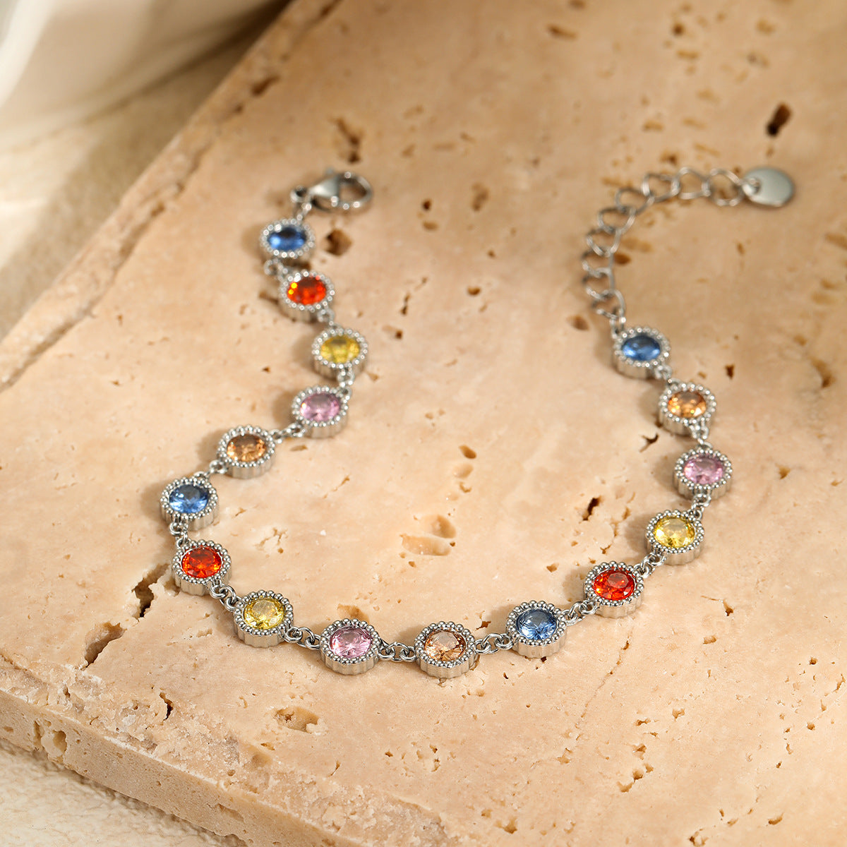 Braccialetto alla moda in acciaio al titanio geometrico da donna, con accenti di zirconi colorati e placcatura in oro 18K