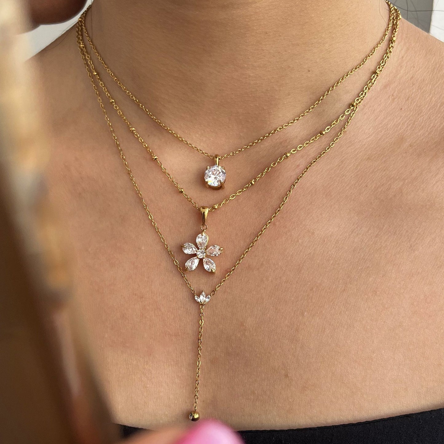 Collar floral geométrico de titanio chapado para mujer con detalles de pedrería, cadena de clavícula ligera, joyería de acero inoxidable