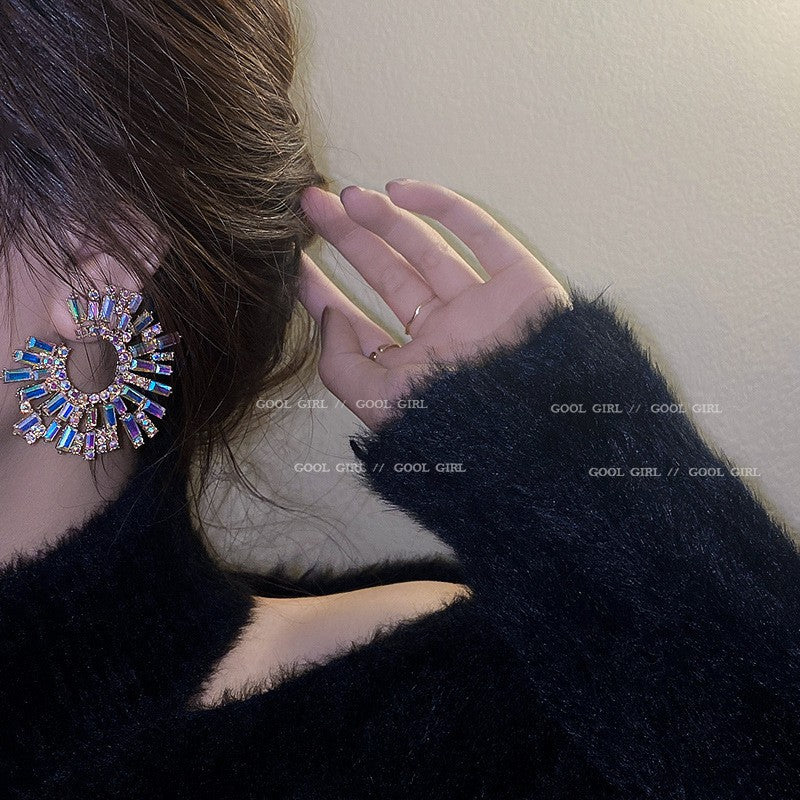 Orecchini a perno di lusso con lega geometrica irregolare e intarsio di strass, placcati argento, alla moda e versatili da donna