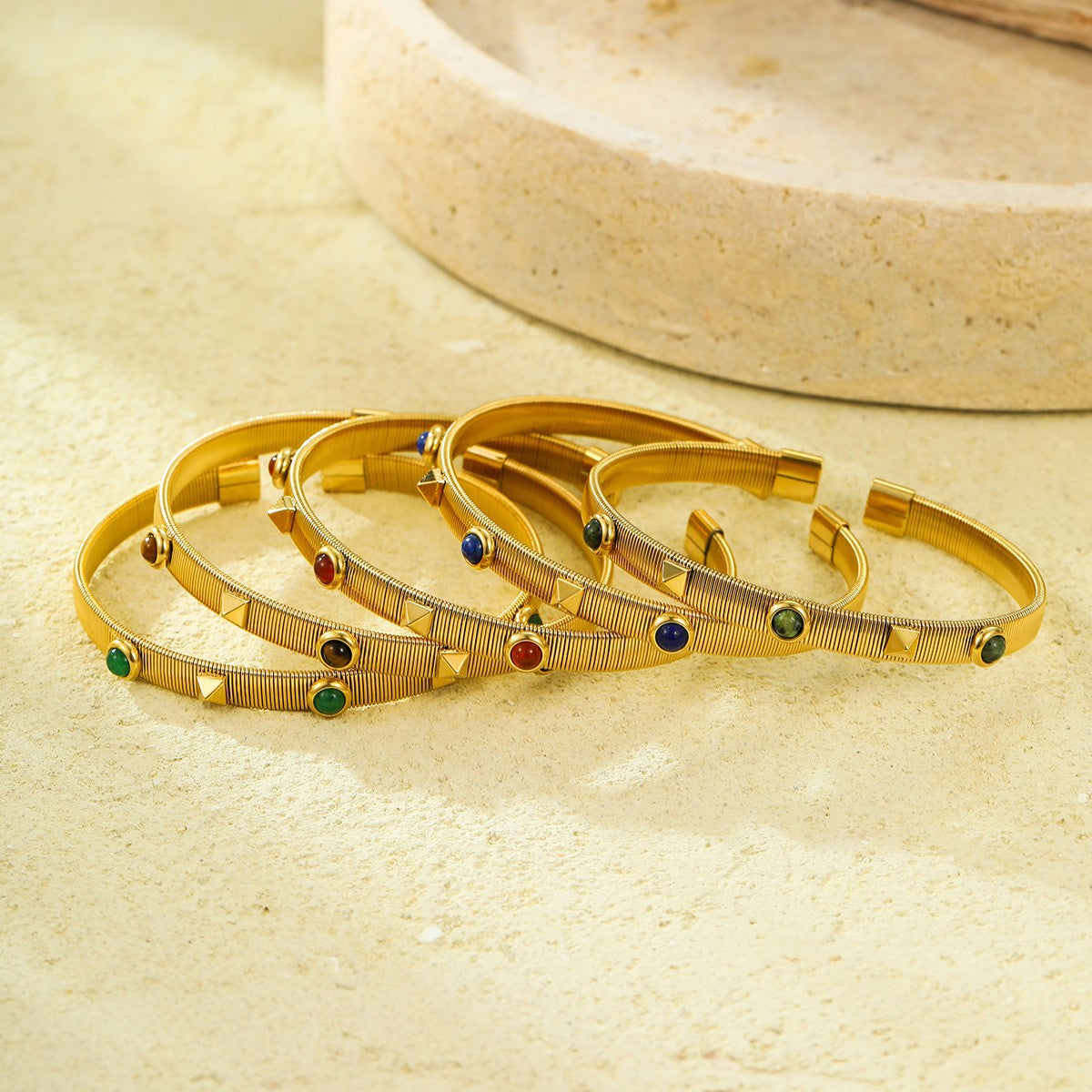 Pulsera de acero titanio de estilo vintage con acabado pulido y patrón circular texturizado para mujer