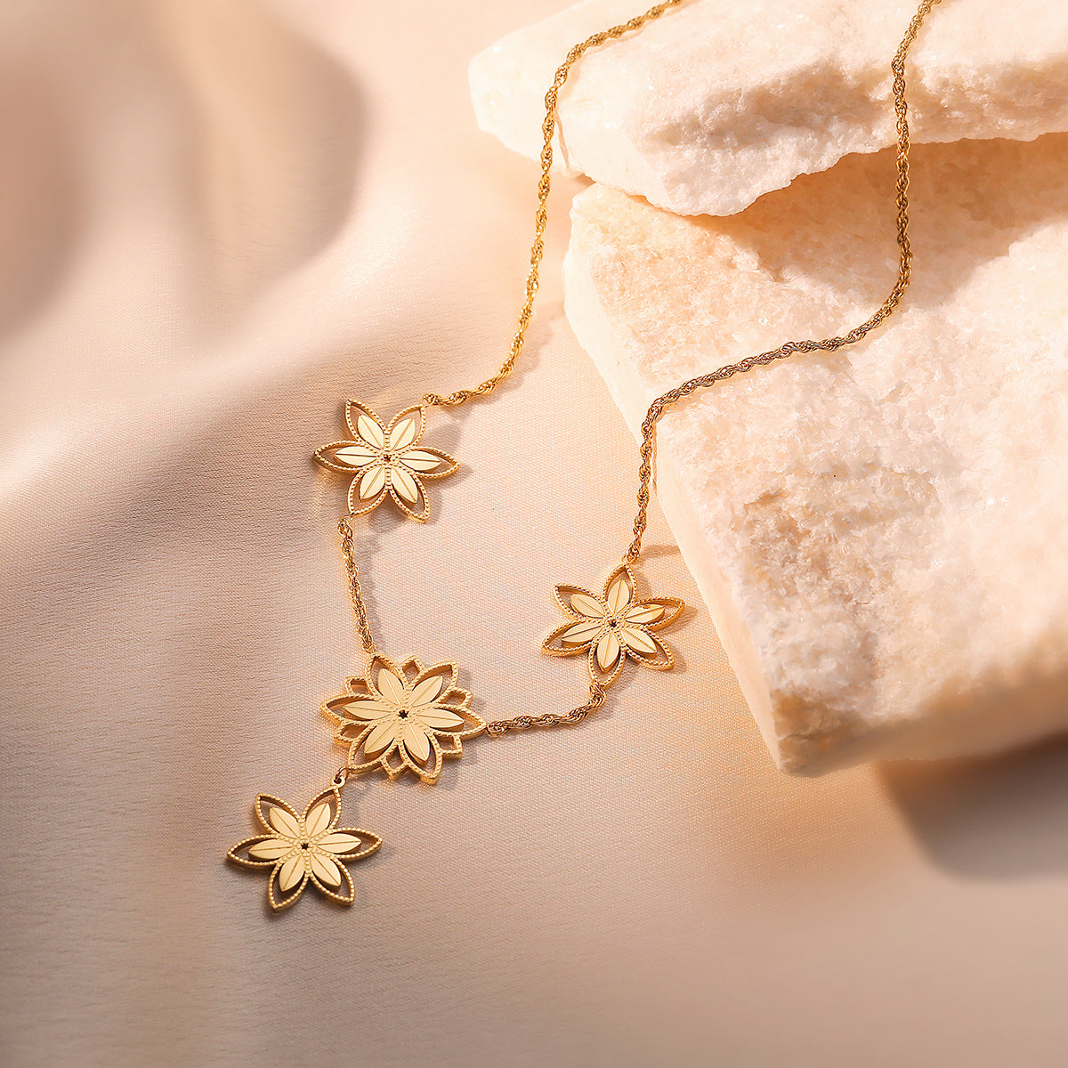 Collana Minimalista Geometrica da Donna in Acciaio al Titanio con Placcatura in Oro e Design Floreale Irregolare, Catena per Clavicole