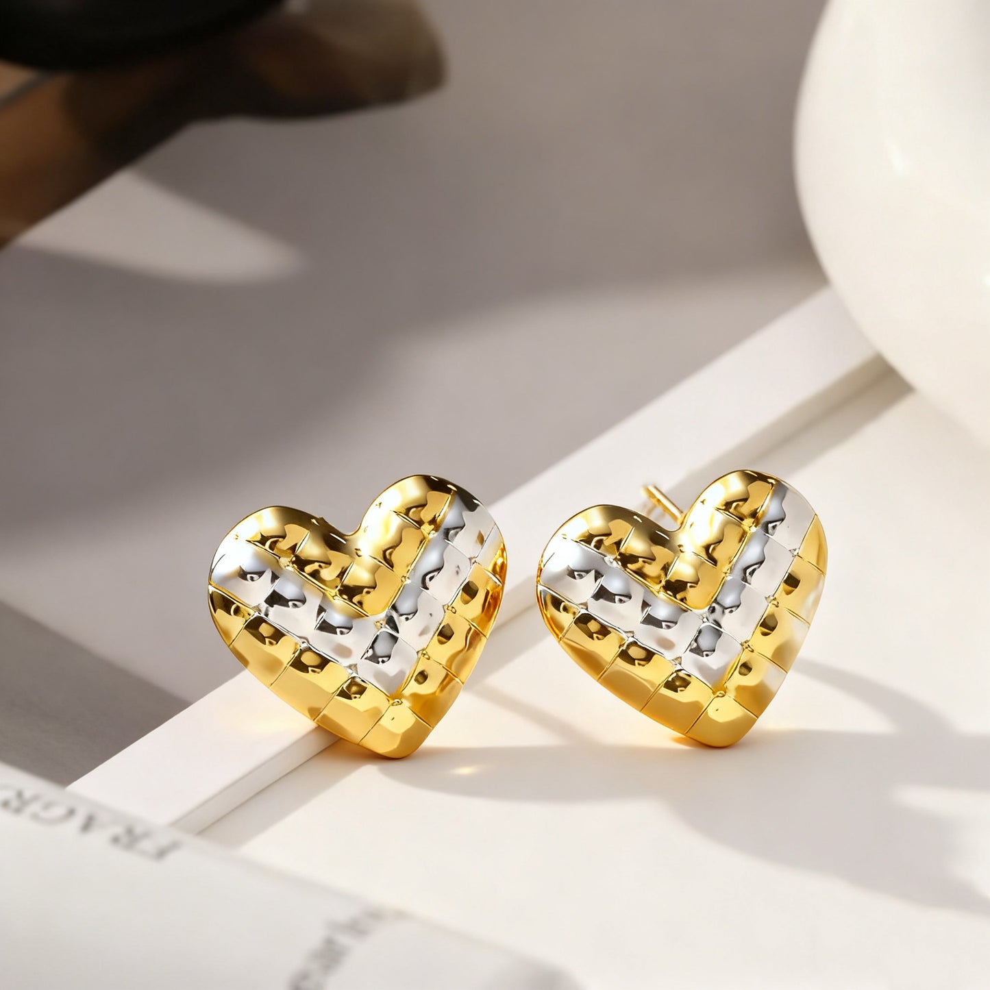 Orecchini a perno in acciaio inossidabile placcato oro con cuore martellato Sweet Streetwear