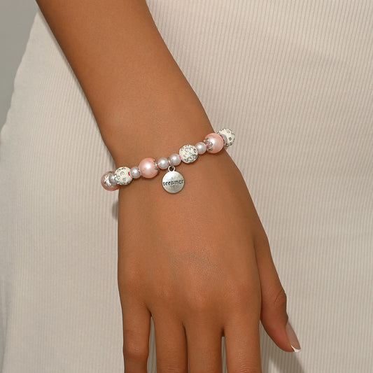Braccialetto da donna regolabile ispirato a Chanel, con perle rosa e ciondolo a lettera, impreziosito da strass e infilato a mano