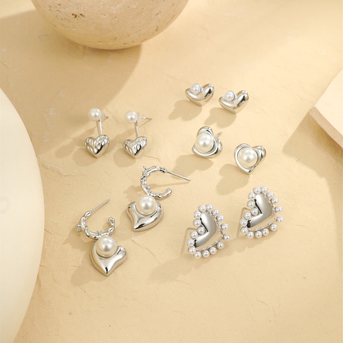 Orecchini a perno da donna in acciaio inossidabile a forma di cuore, minimalisti ed eleganti, con finitura placcata