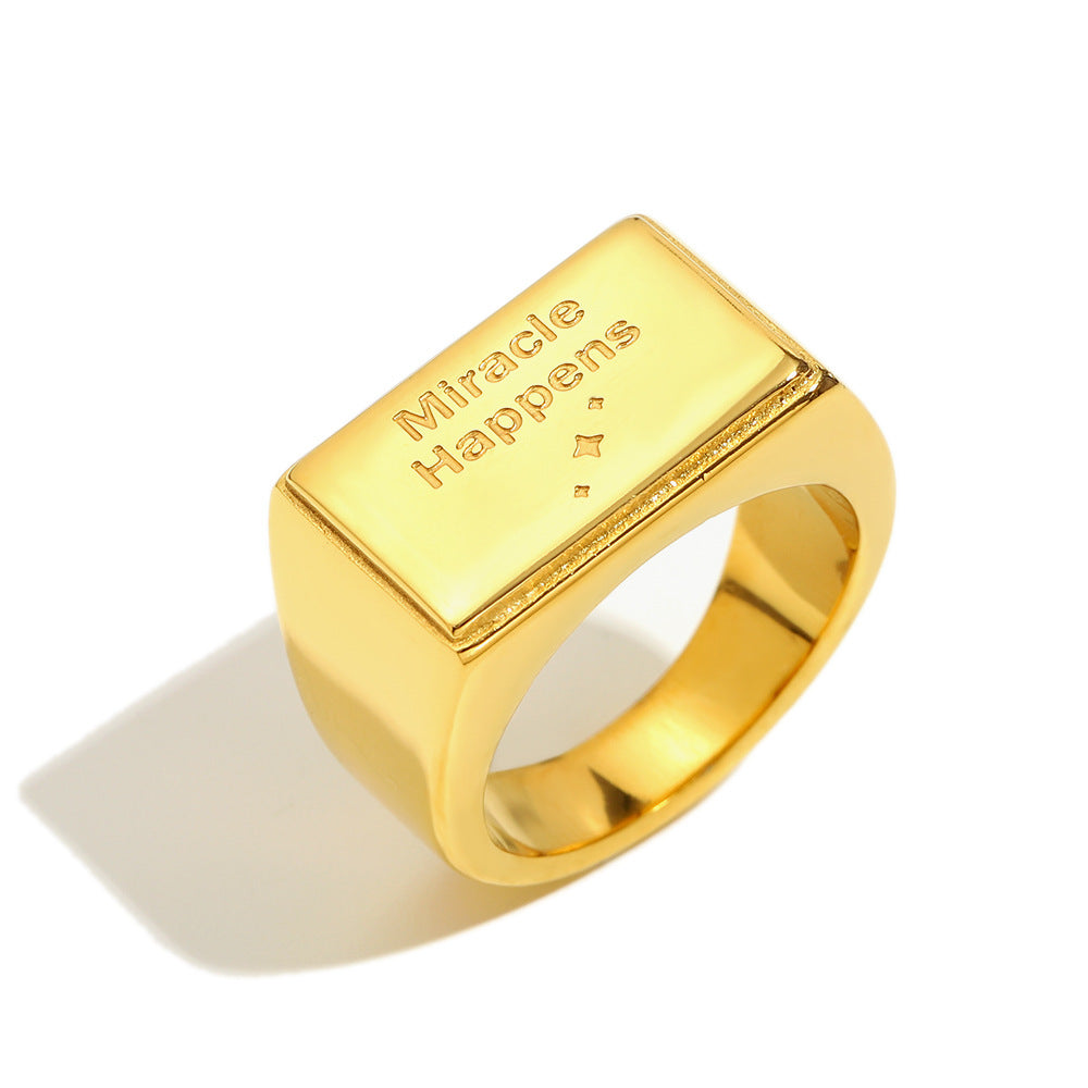 Anello minimalista geometrico in acciaio inossidabile placcato oro 18 carati da donna con design a lettera inglese