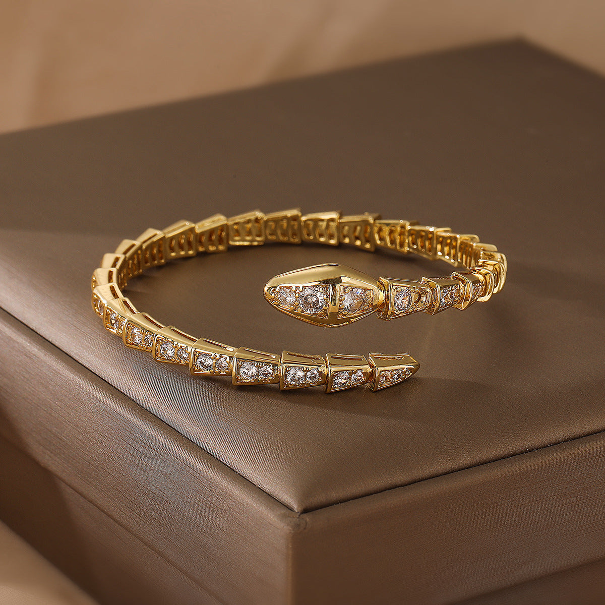 Bracciale vintage in rame a forma di serpente con placcatura in oro vero e zirconia micropavé da donna