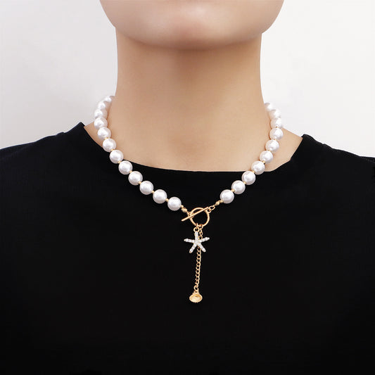Collar con colgante de aleación con forma de estrella a la moda con detalles de diamantes de imitación para mujer, gargantilla geométrica galvanizada inspirada en conchas de playa