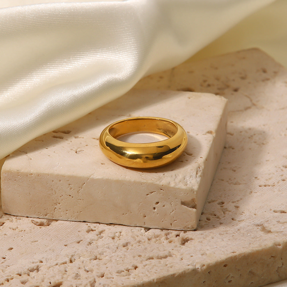 Anello da donna in acciaio al titanio geometrico minimalista con placcatura in oro 18 carati e superficie liscia a cupola