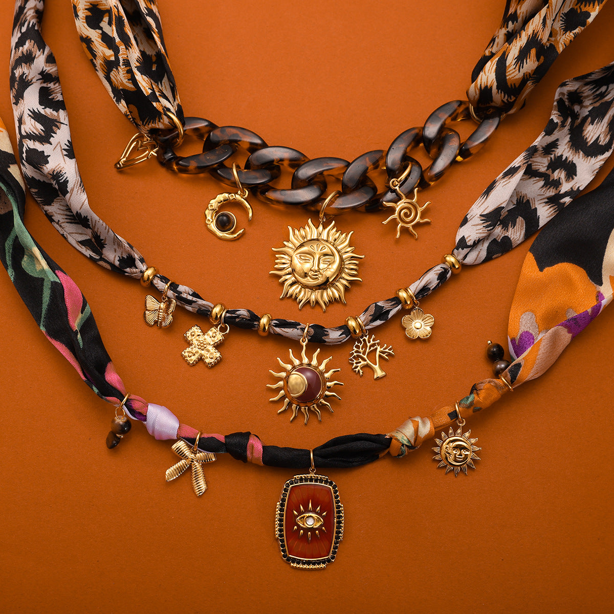 Collana con ciondolo geometrico in acciaio inossidabile da donna con ciondolo in acciaio al titanio e finitura placcata, accento stampa leopardata, abbigliamento da ufficio alla moda