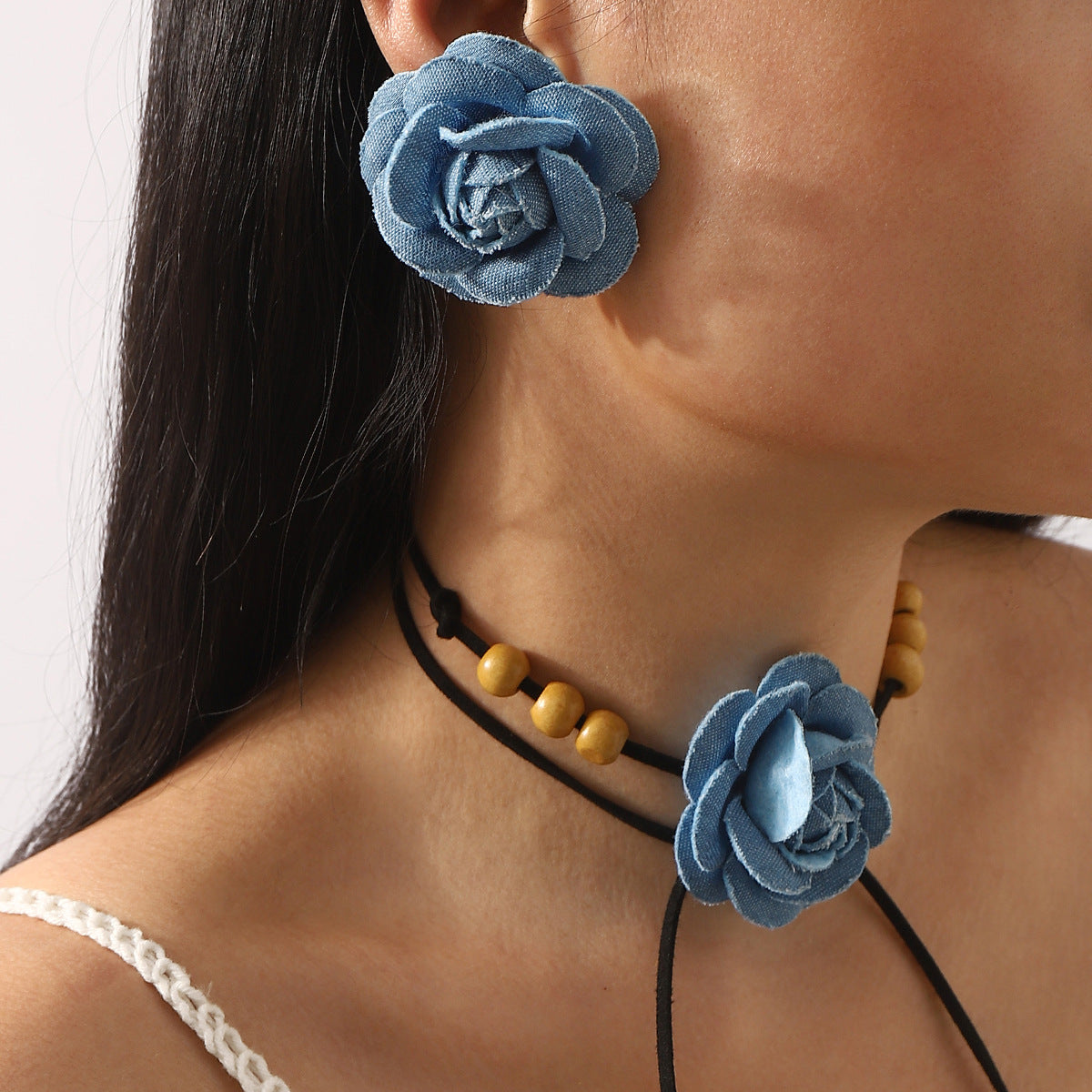 Elegante Collana Girocollo Floreale in Denim Blu da Donna con Fiocco in Velluto e Perle in Legno