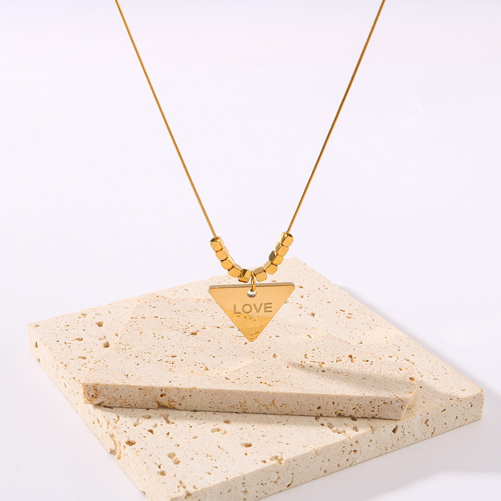 Collana Minimalista Geometrica in Acciaio Inossidabile con Pendente a Triangolo Asimmetrico in Acciaio al Titanio e Finitura Placcata Oro 18K