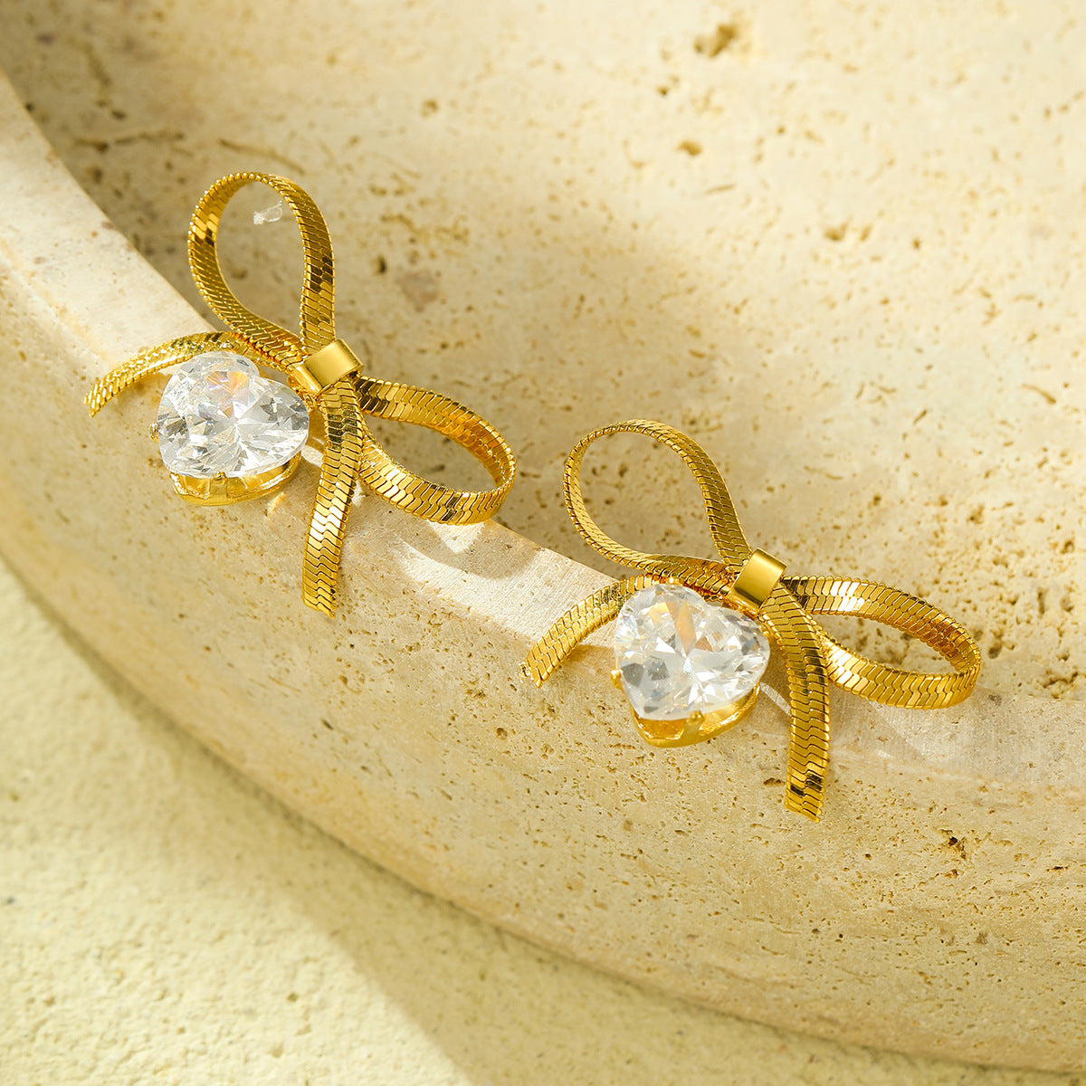 Orecchini da donna in acciaio al titanio con fiocco a cuore minimalista e strass, gioielli alla moda resistenti allo sbiadimento per l'estate