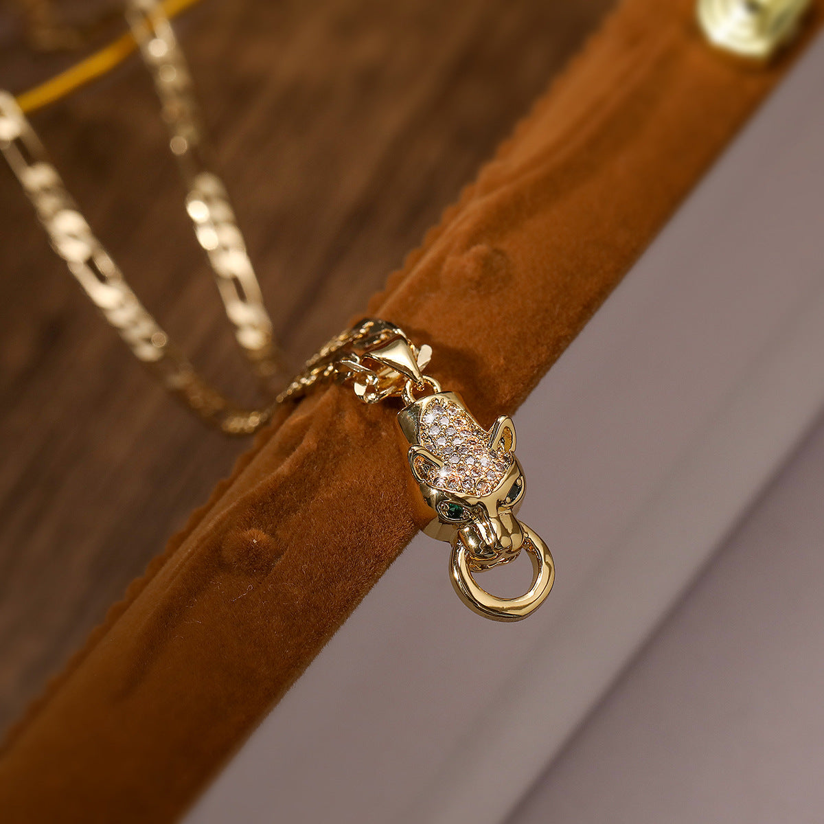 Set di collana con ciondolo e orecchini minimalisti a forma di leopardo da donna in ottone placcato oro con intarsio di zirconi