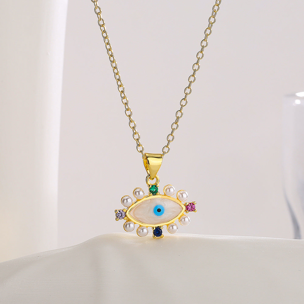 Collana con Pendente Occhio Turco Geometrico Stile INS da Donna con Base in Rame Placcata Oro 18K e Finitura a Smalto, Micro-Incastonata con Zirconi e Accenti di Perle