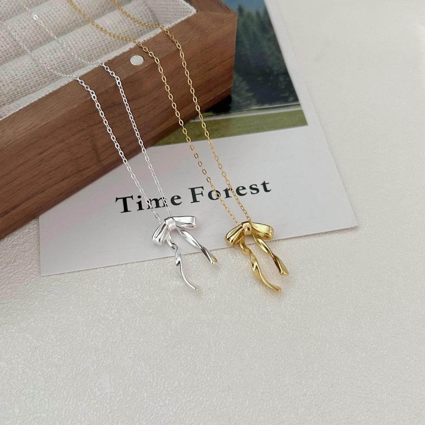 Collana minimalista a forma di fiocco in argento sterling 925 con placcatura in oro su catena a maglie per donna