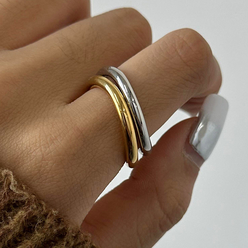 Anillo de acero inoxidable geométrico minimalista con acabado chapado para mujer