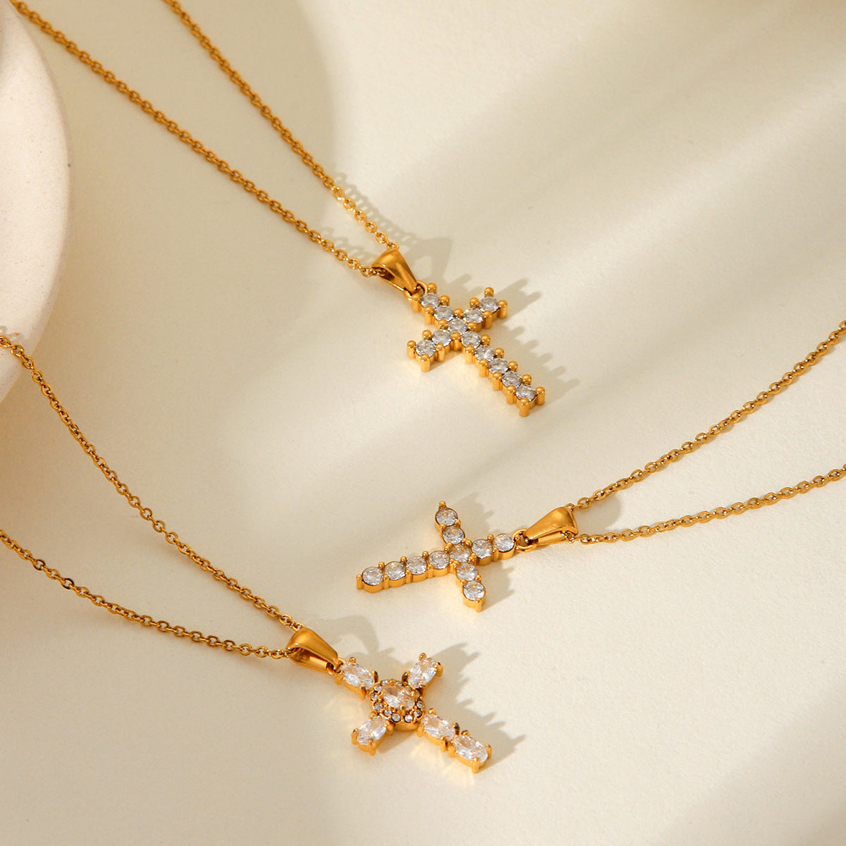 Collar con colgante de cruz minimalista de acero inoxidable con incrustaciones de diamantes de imitación y acabado chapado para mujer