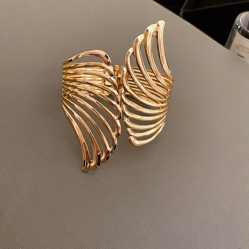 Pulsera Cóncava Irregular Minimalista para Mujer en Aleación de Latón con Acabado Galvánico