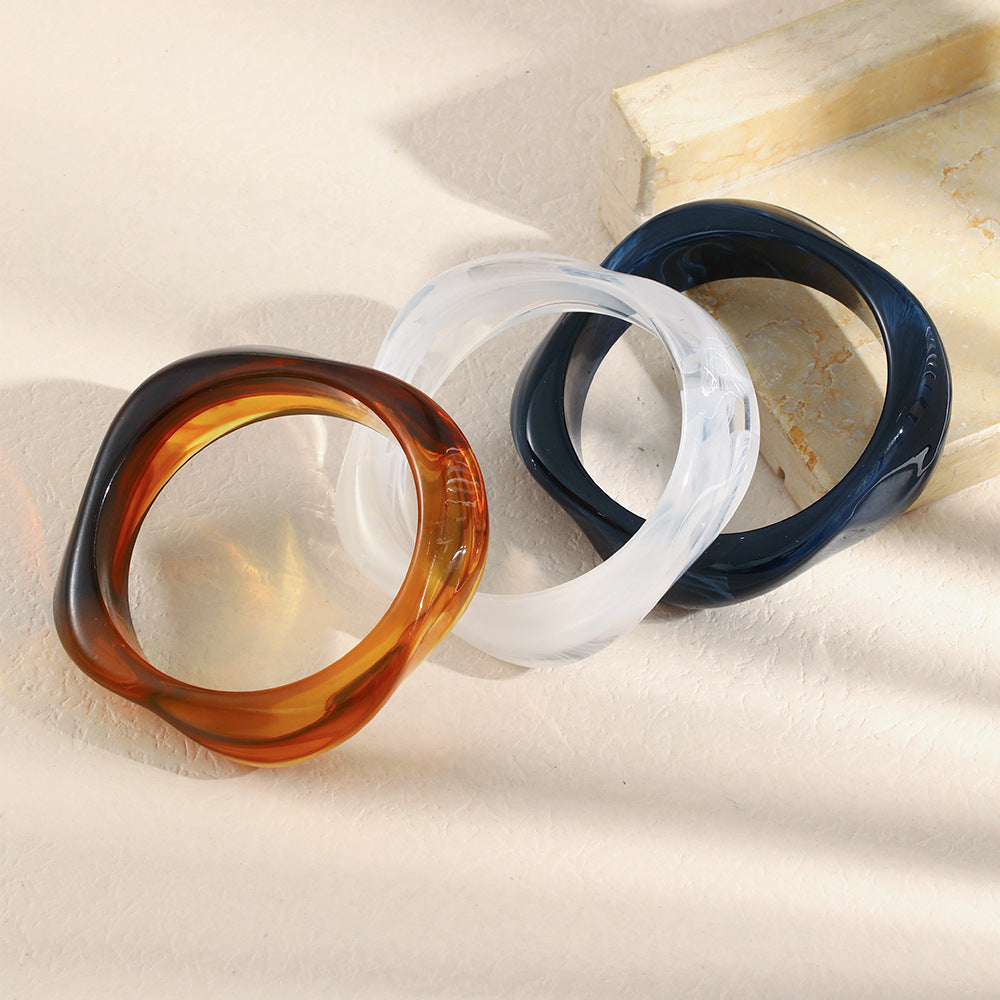 Bracciale a fascia larga in acrilico con forme geometriche e pentagono ritorto per donna con finitura ecologica