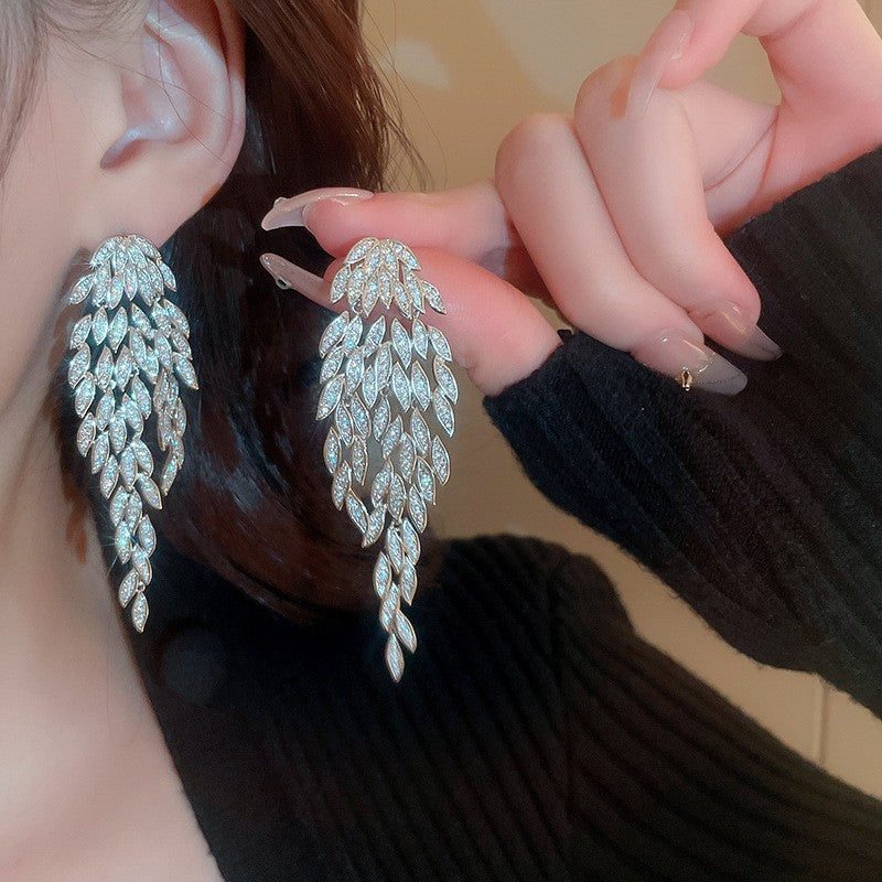 Orecchini a perno di lusso con lega geometrica irregolare e intarsio di strass, placcati argento, alla moda e versatili da donna