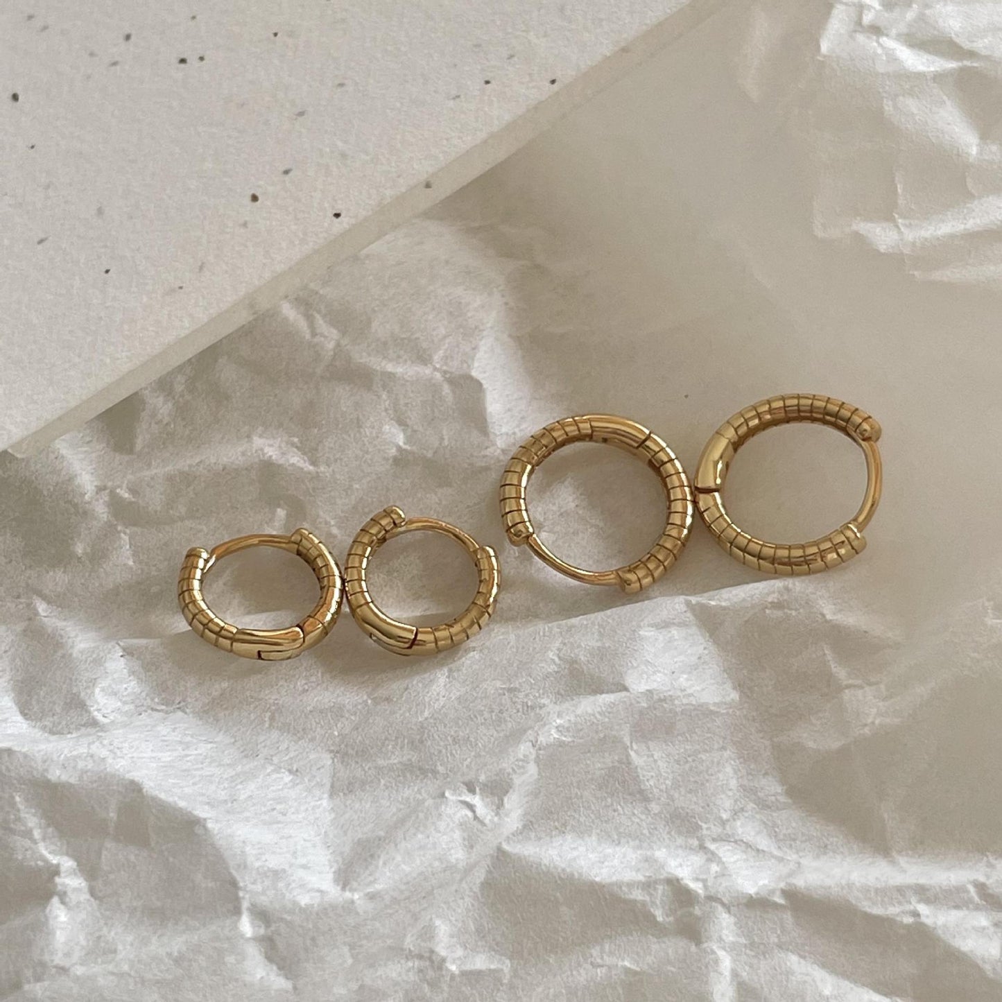Pendientes Minimalistas con Forma de Letra de Plata de Ley 925 con Detalles de Perlas para Mujer