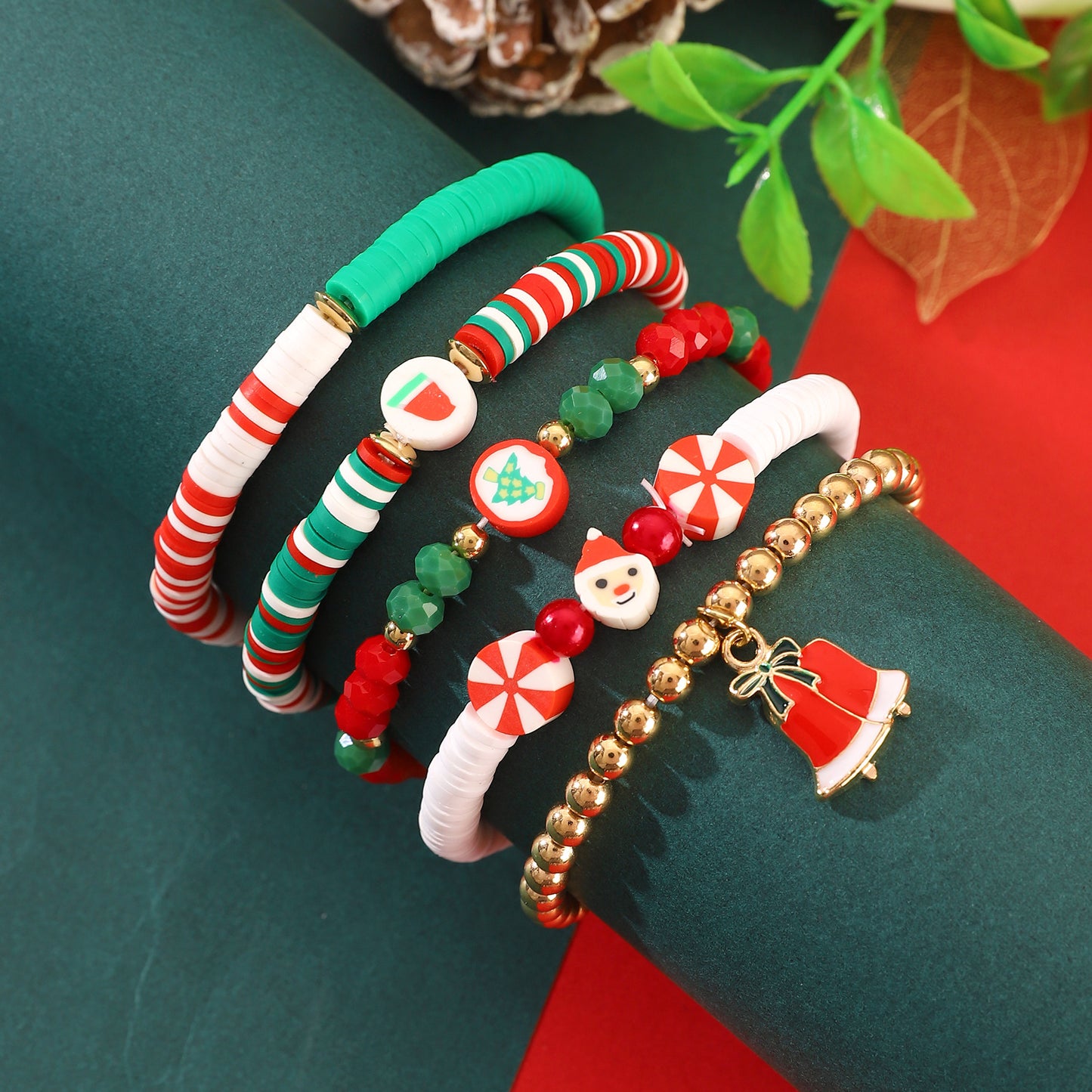 Set di braccialetti natalizi in argilla polimerica fatti a mano con perline alfabetiche, ciondoli a forma di fiocco di neve, renna e Babbo Natale, elastici, regalo per le festività natalizie