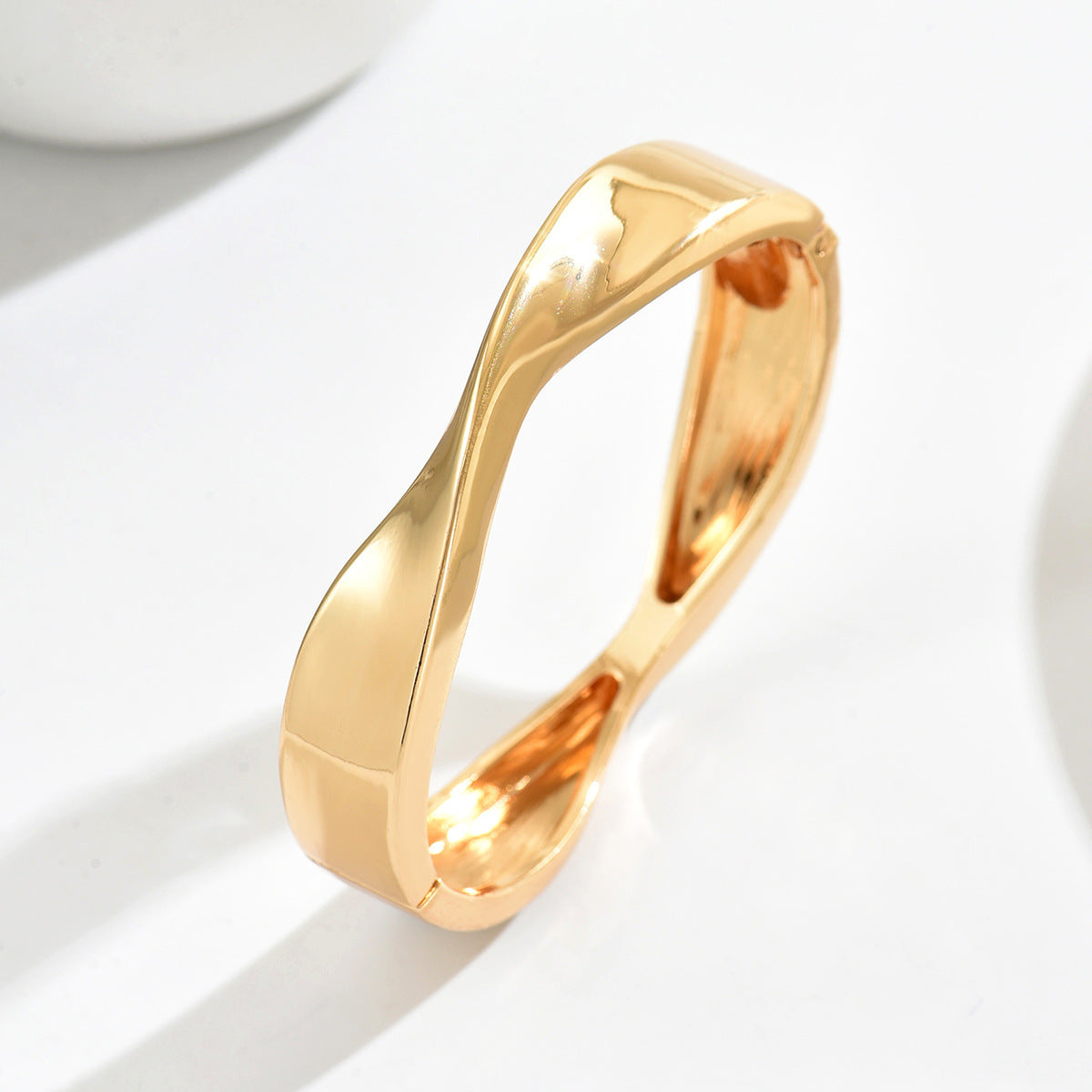Conjunto de pulsera y anillo geométricos de moda en aleación de zinc con acabado chapado para un estilo versátil