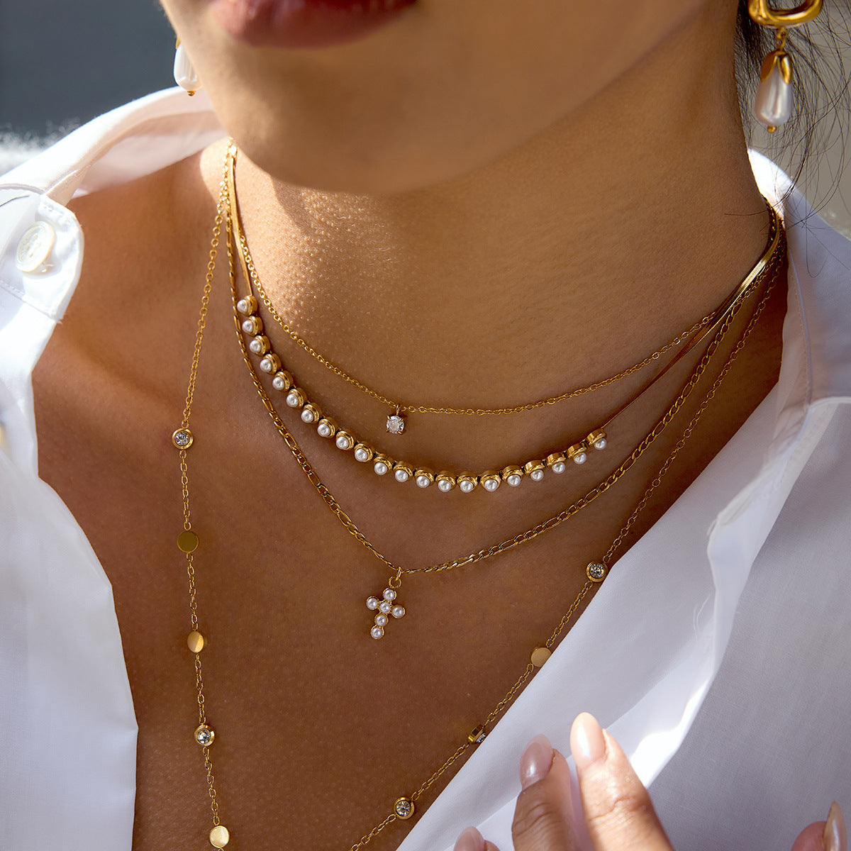 Set collana e bracciale minimalista con ciondolo a stella, luna, nuvola e universo in acciaio al titanio con dettagli in perle e finitura galvanizzata da donna