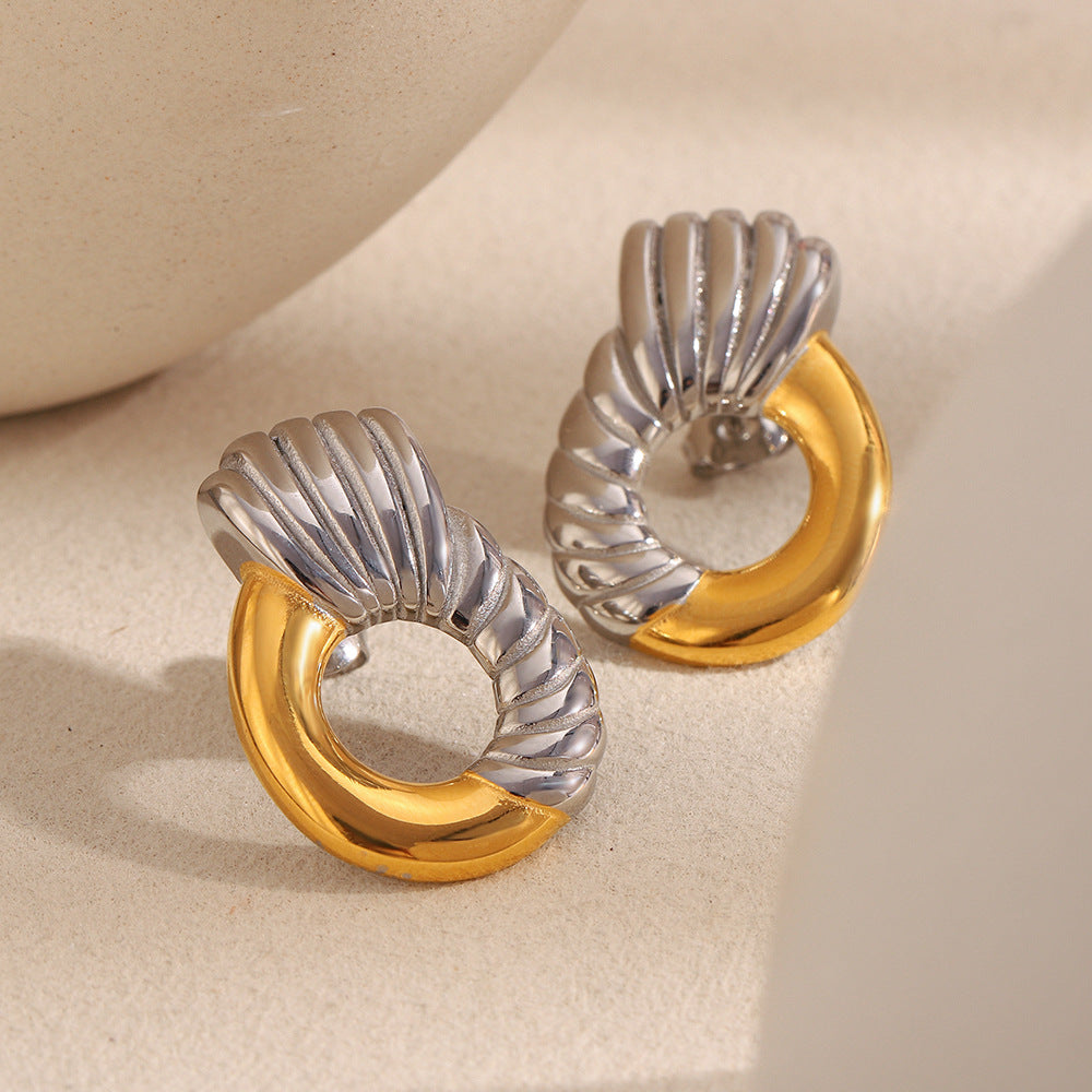 Orecchini Minimalisti Geometrici in Acciaio Inossidabile Placcato Oro 18K con Design a Cerchio Testurizzato Diagonale