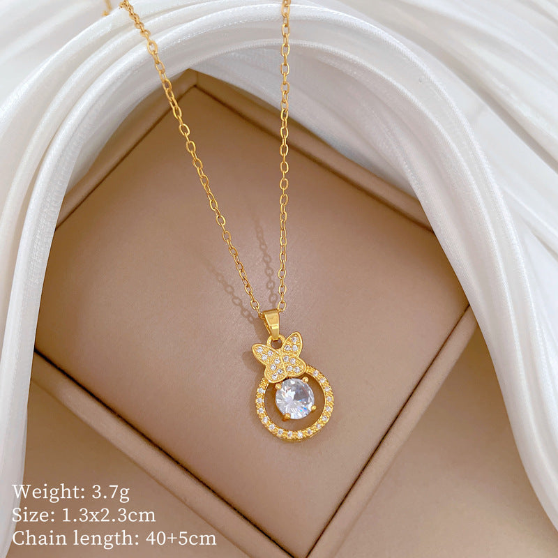 Collana da donna a farfalla minimalista in acciaio al titanio con intarsio di strass, catena regolabile per la clavicola