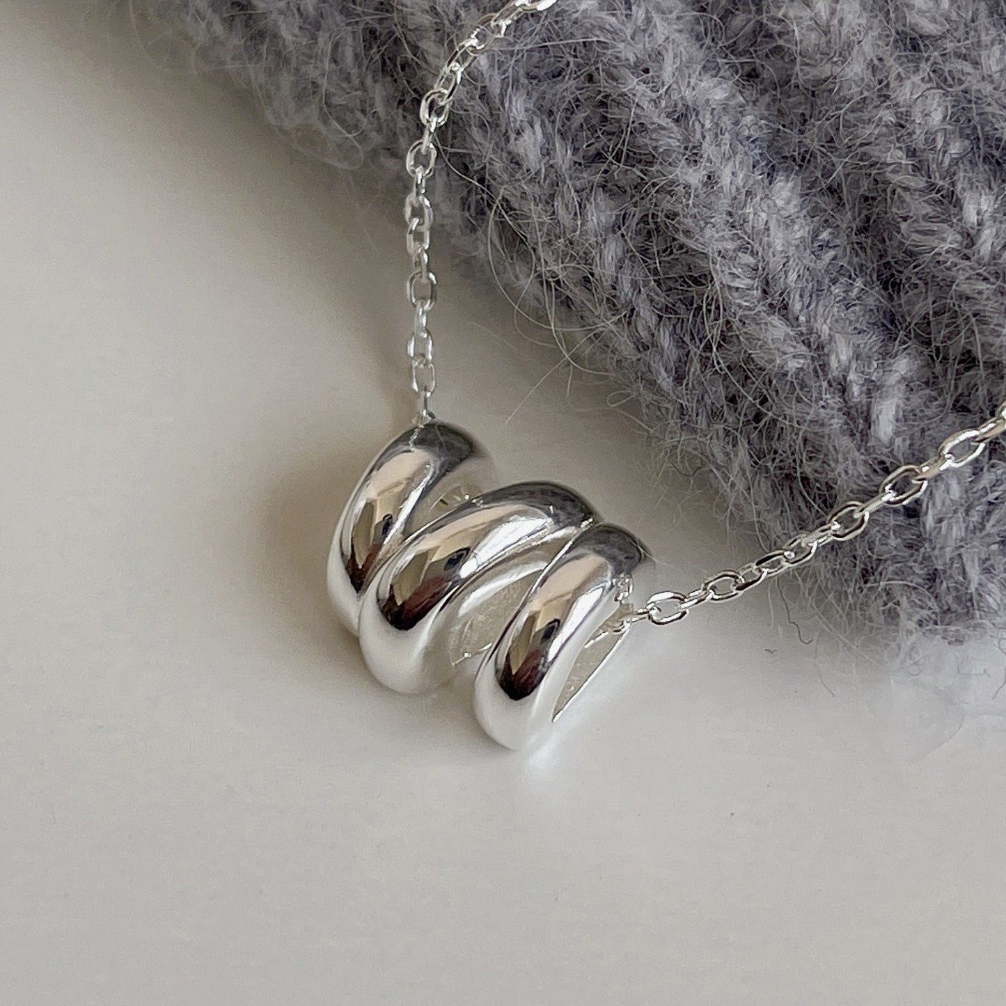 Collana Minimalista Ondulata con Texture Geometrica in Argento Sterling 925 con Finitura Placcata Oro