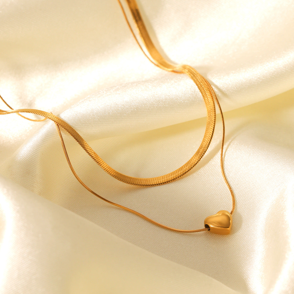 Collana con pendente a cuore stile Ins con catena a serpente a doppio strato in acciaio inossidabile e pendente in acciaio al titanio