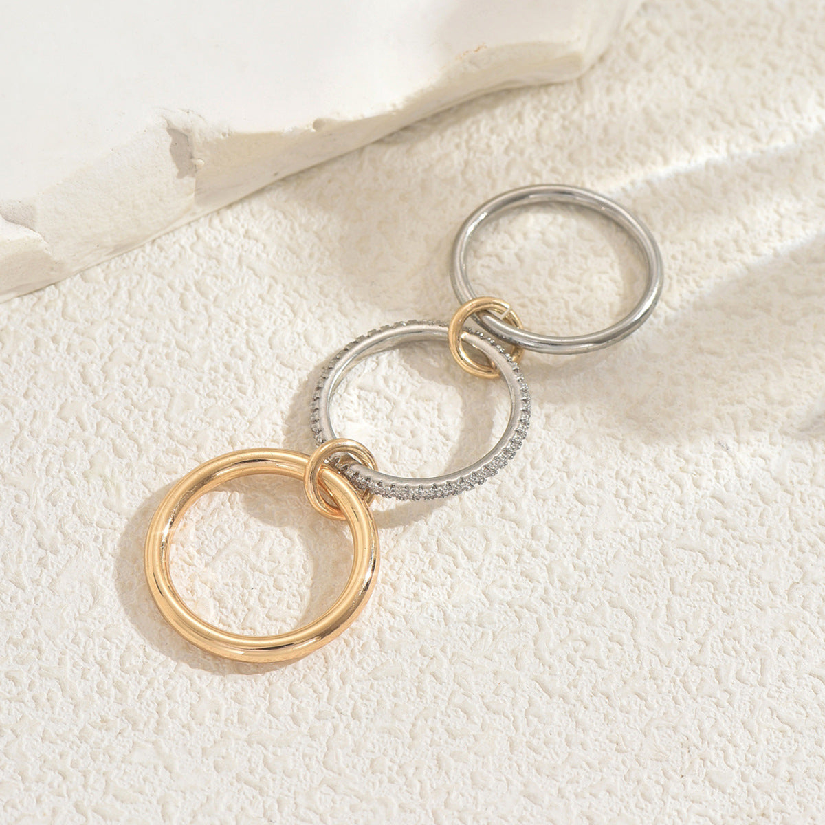 Set di anelli da donna impilabili in rame con intarsio di strass, stile geometrico e lusso discreto, per un look quotidiano