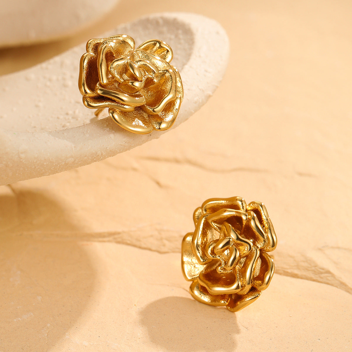 Orecchini a perno da donna in acciaio inossidabile con rosa stile francese vintage e placcatura in oro 18 carati