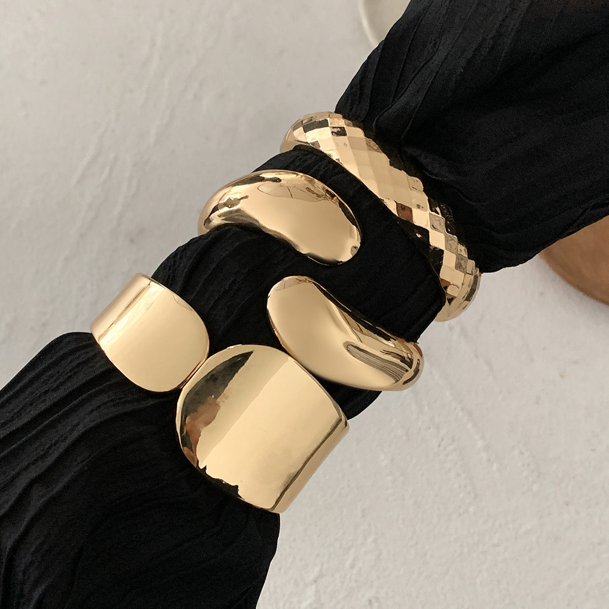 Pulsera exagerada de metal geométrico en espiral con acabado pulido y forma de lágrima irregular