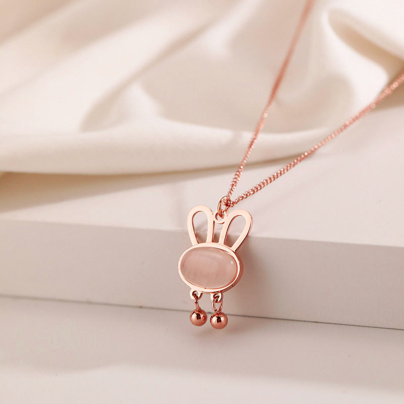Collana con Ciondolo Coniglio Originale in Acciaio al Titanio con Intarsio in Pietra Occhio di Gatto su Catena a O per Uomo e Donna