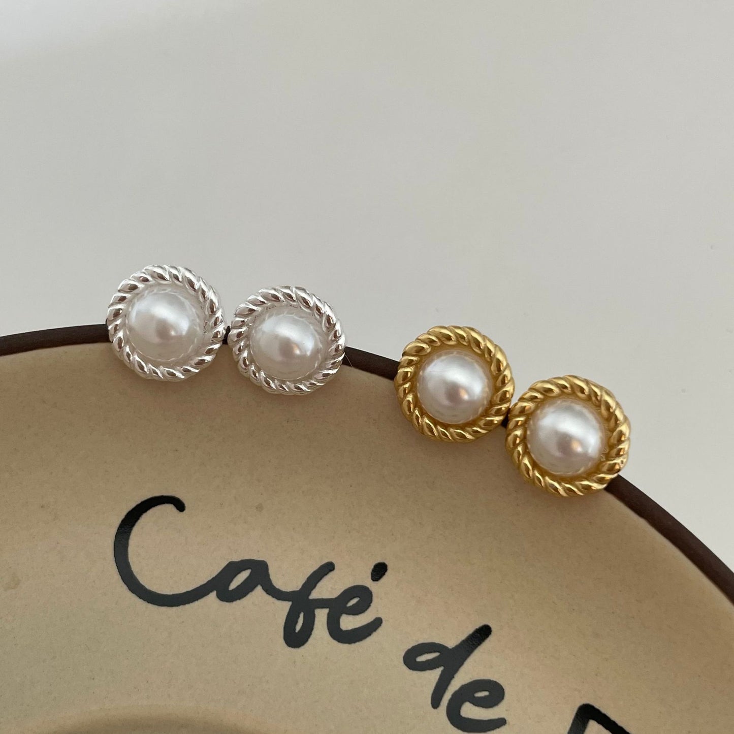 Sweet Fresh Style Teardrop-Shaped 925 Sterling Silver Pearl Stud Earrings with Pearl Inlay