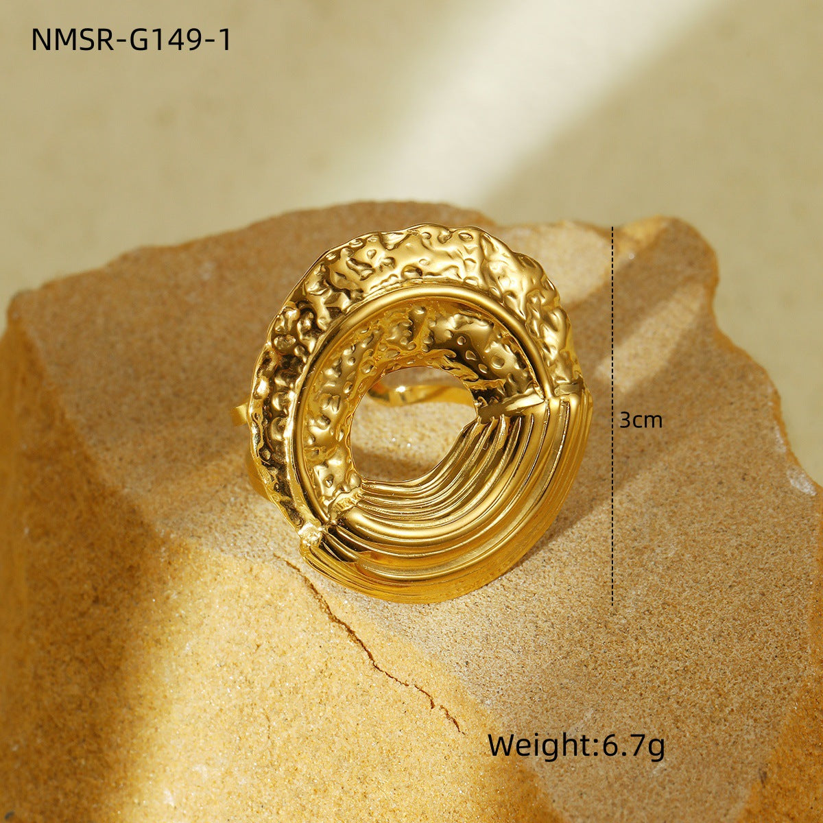 Anello da donna di lusso geometrico in acciaio al titanio con texture martellata, design rotondo cavo e finitura galvanizzata