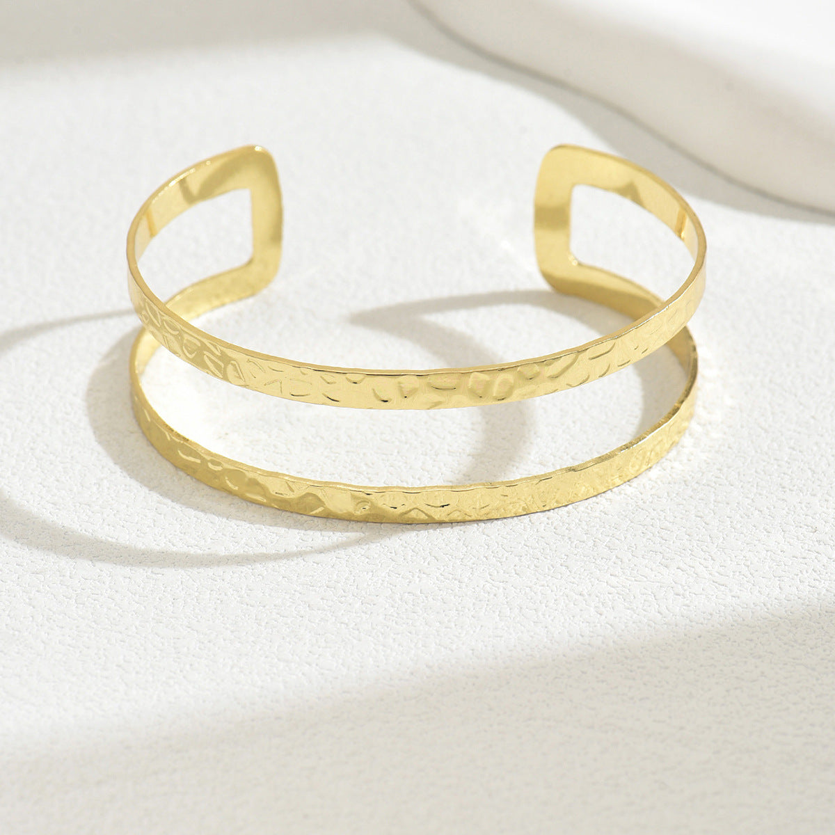 Pulsera de puño abierto de doble capa geométrica, dulce y minimalista, chapada en oro de 18 quilates, de aleación de zinc, joyería para mujer