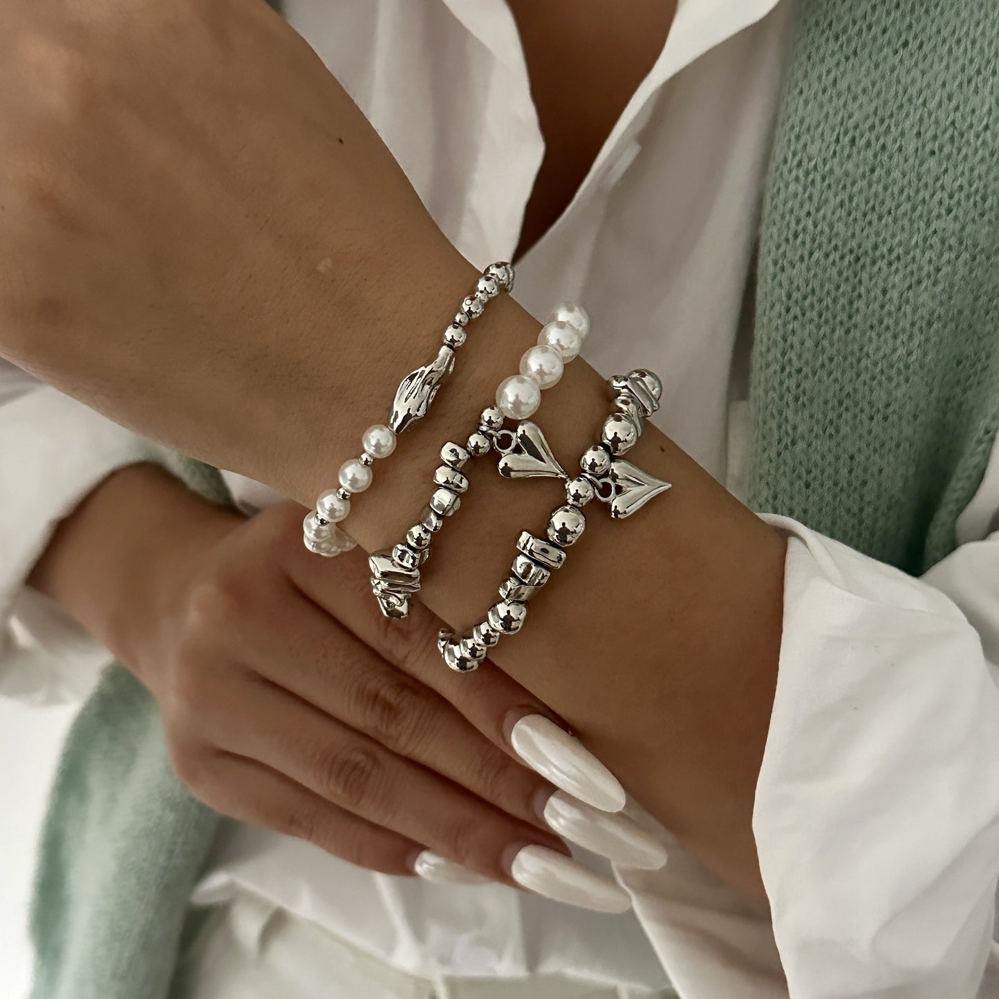 Bracciale in acrilico con cuore geometrico, perle e perline, modello Sweet Streetwear