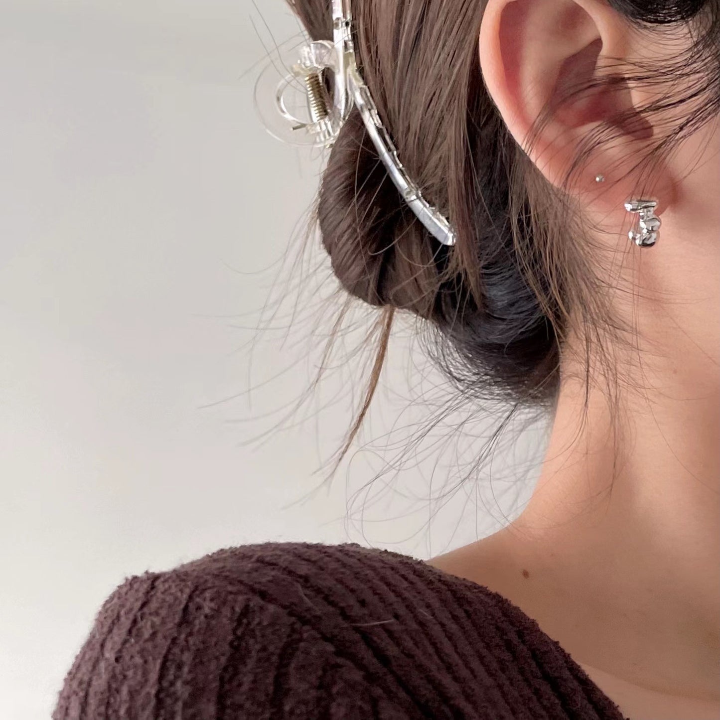 Orecchini a perno da donna a forma di goccia minimalista in argento sterling 925 con intarsio di perle