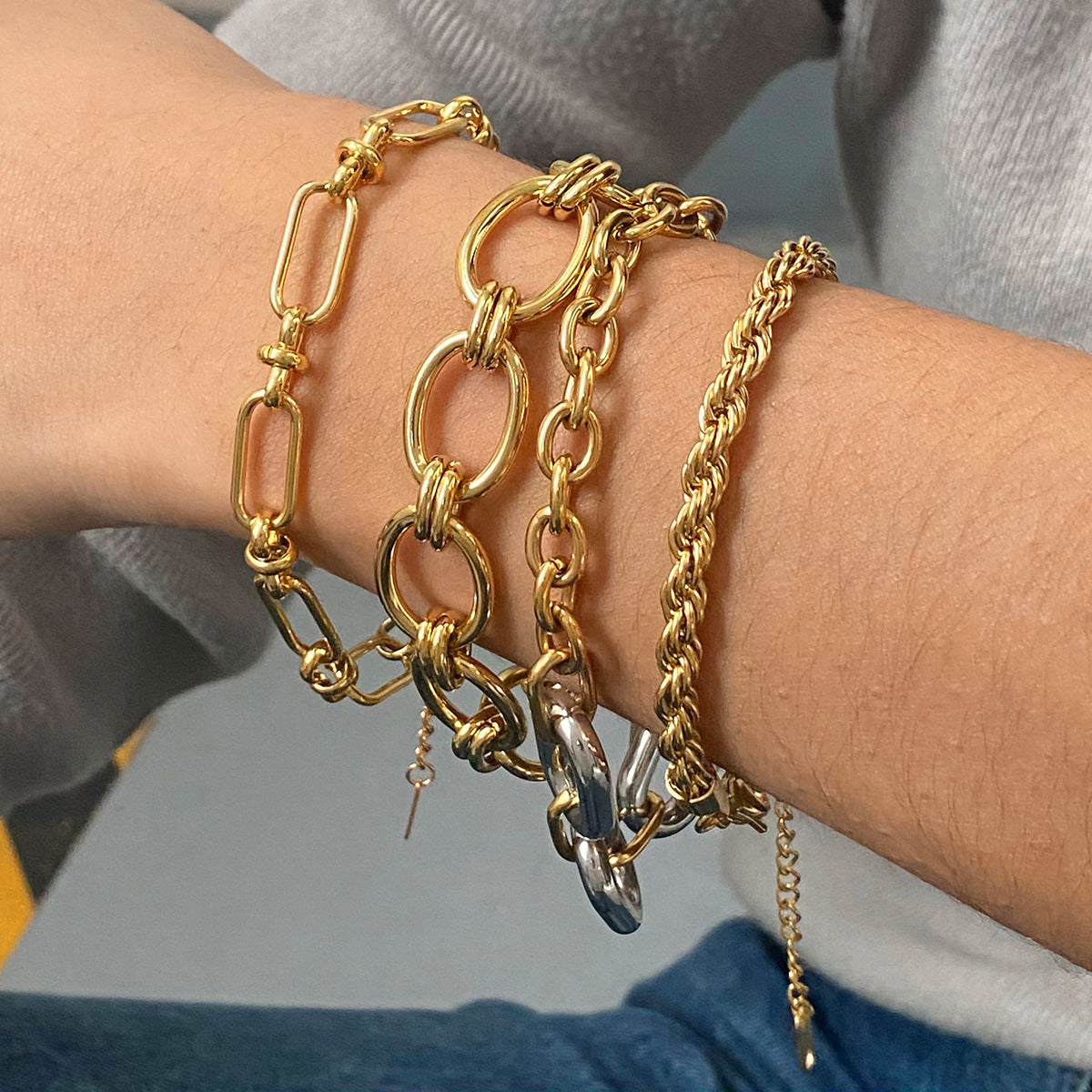 Pulsera Cubana de Acero Inoxidable con Baño Geométrico para Mujer, de Estilo Minimalista Moderno y Diseño de Líneas Limpias