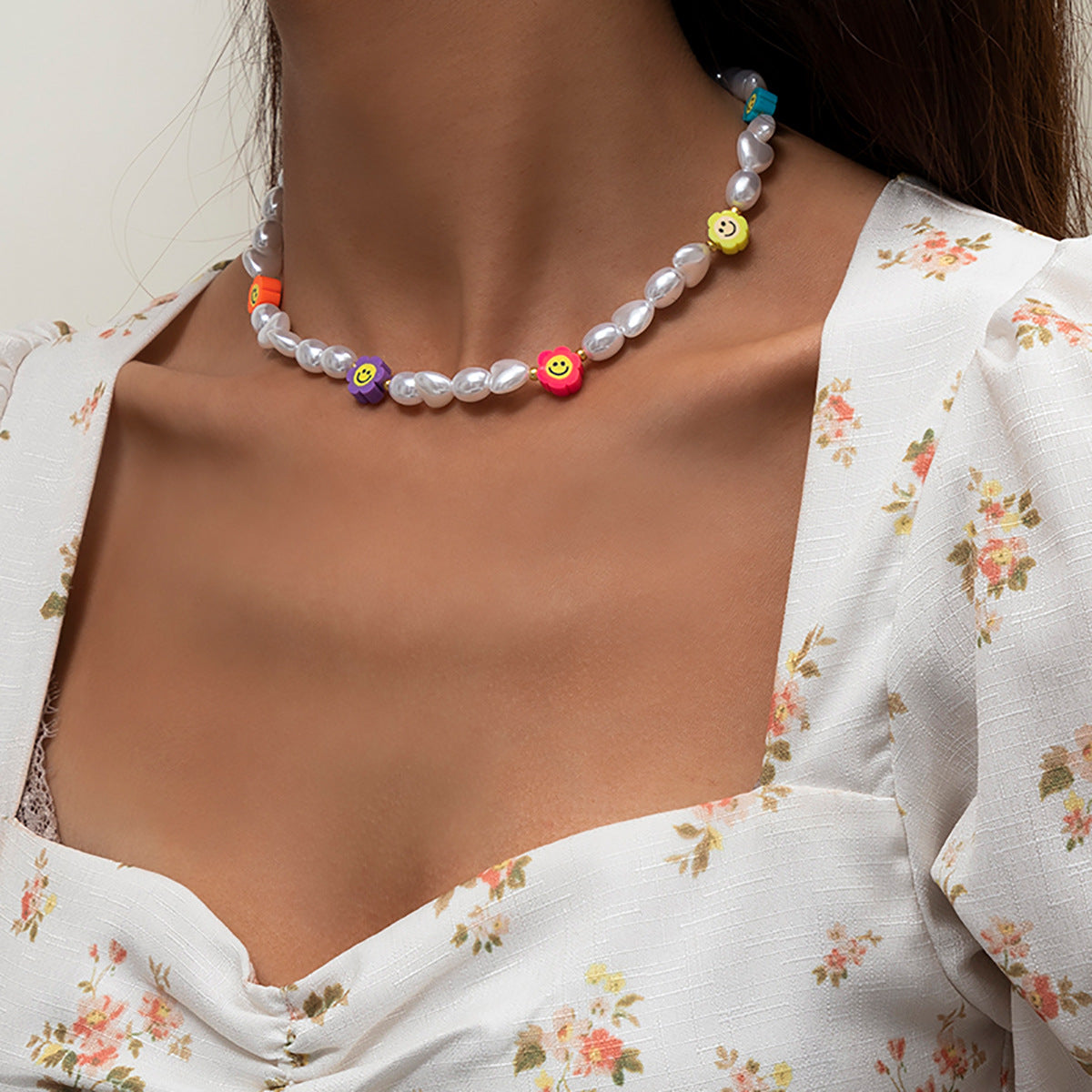 Collana Minimalista Geometrica in Resina con Motivo Floreale Colorato e Accenti di Perle Simulate